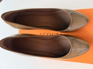 Zapatos tacón charol Acosta verde topo talla 36