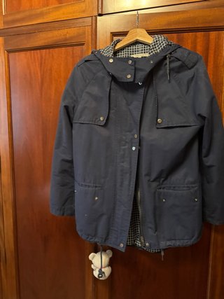 Chubasquero azul con forro de cuadros