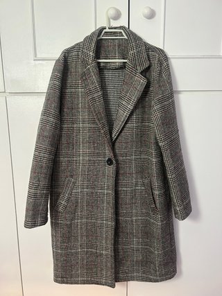 Abrigo de cuadros gris y rojo