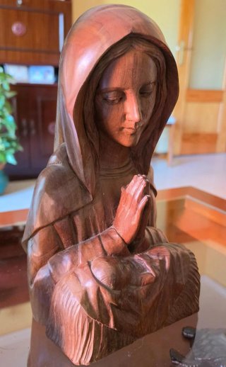 Figura de Virgen con Niño tallada en madera