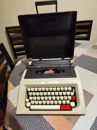 Máquina de escribir Olivetti Lettera 42