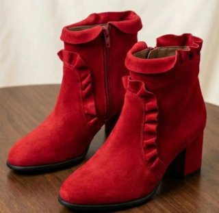 Botines rojos con volantes