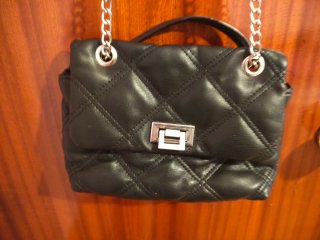 Bolso negro acolchado con cadena metálica