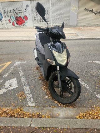 Kymco 125 Scooter Negra