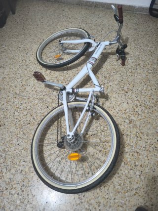 Bicicleta BTWIN blanca sin asiento