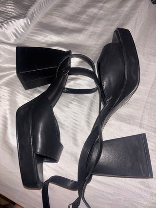 Tacones negros de fiesta con plataforma