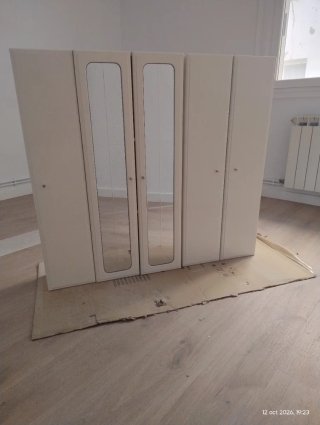 Camerino de baño blanco con espejos