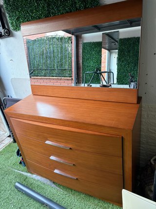 Mueble comoda de madera con espejo
