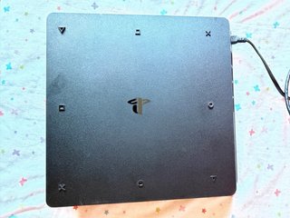 Console PlayStation 4 (PS4) con controller e giochi