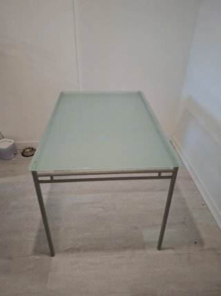 Mesa de Cristal y Metal, cocina o exterior