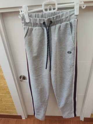 Pantalón de chándal gris.