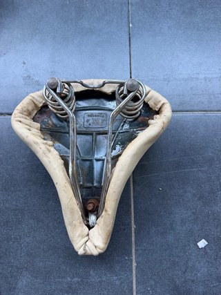 Selim de bicicleta antigo