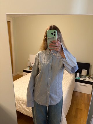 Camisa de rayas blancas y azules unisex.