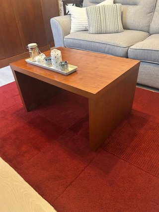 Mesa centro madera maciza con ruedas ocultas