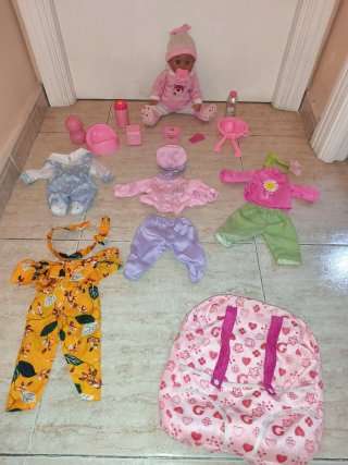 Muñeco Bebé con Ropa , Accesorios y Mochila