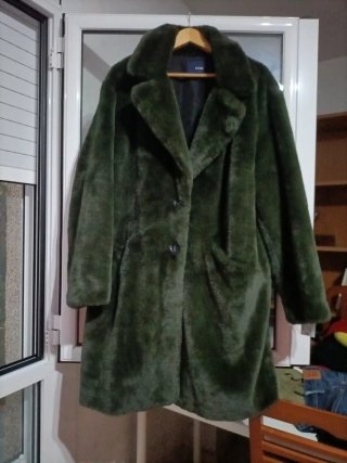 Abrigo pelo sintético verde talla 52