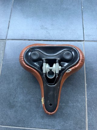 Selim de bicicleta antigo castanho