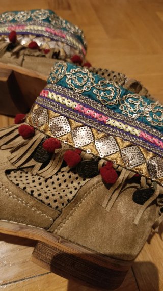 Botines Boho con Flecos y Detalles Étnicos