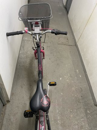 Bicicleta Rosa y Negra con Cesta