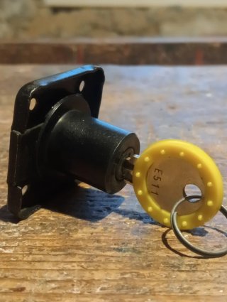 Cerradura pequeña con llave E511