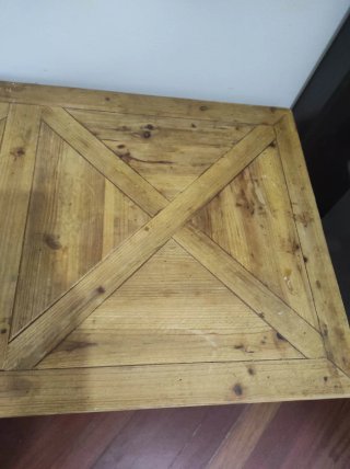 Mesa de centro de madera y metal.