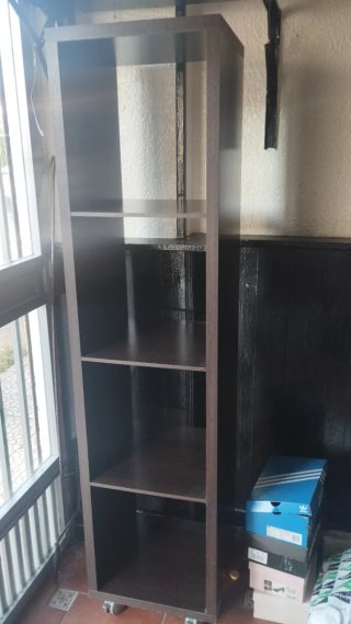 Estantería de madera marrón