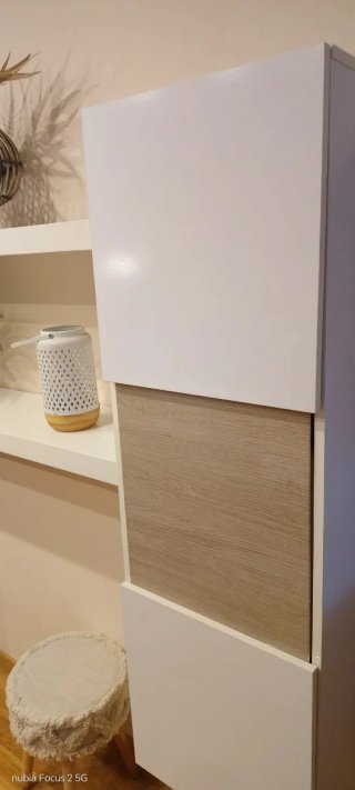 Módulos colgantes salón blancos y madera