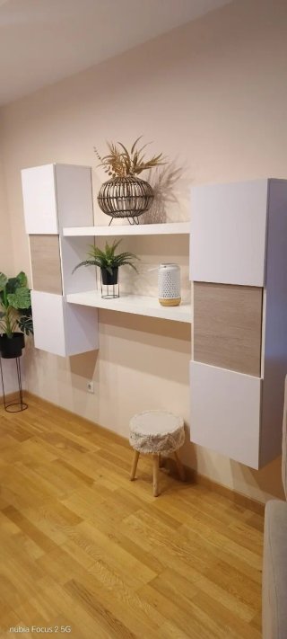 Módulos colgantes salón blancos y madera