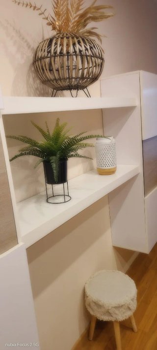 Módulos colgantes salón blancos y madera