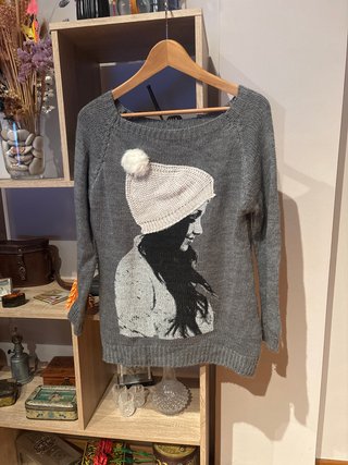 Jersey gris con dibujo de chica