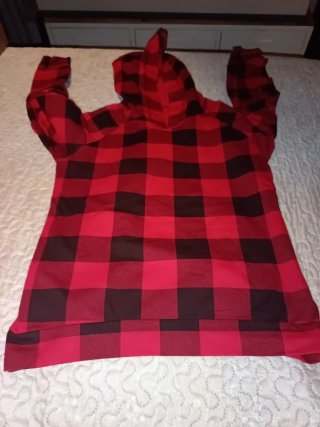 Sudadera a cuadros roja y negra