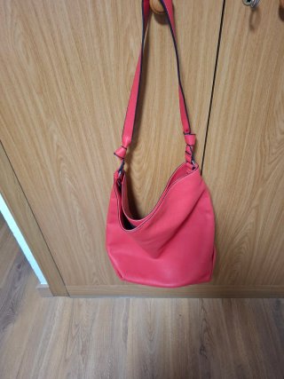 Bolso de hombro rojo
