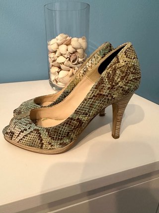 Zapatos de tacón estampado serpiente