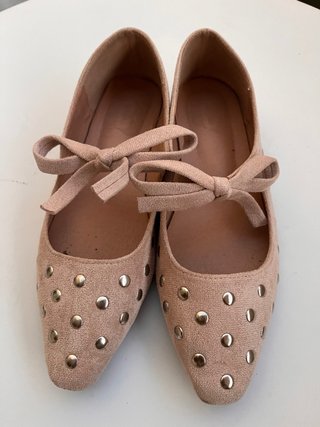 Zapatos planos rosas con lazo y tachuelas