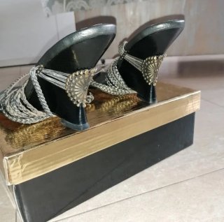 Sandalias Verano Tiras Negras y Doradas