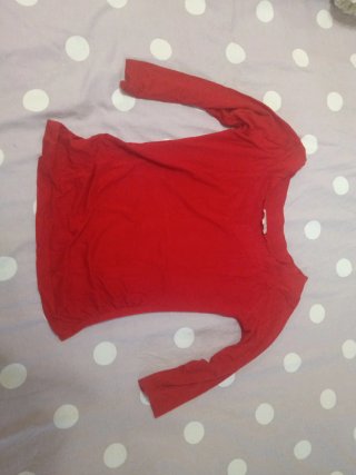 Camiseta roja de manga tres cuartos, escote en uve