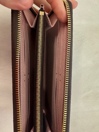 Portafoglio marrone con interno rosa