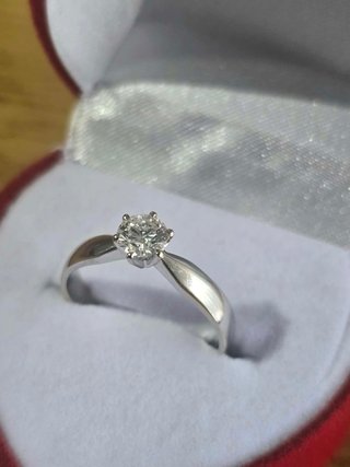 Elegante anillo de compromiso con diamante