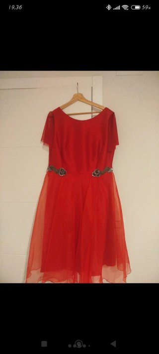 Vestido rojo con detalles florales