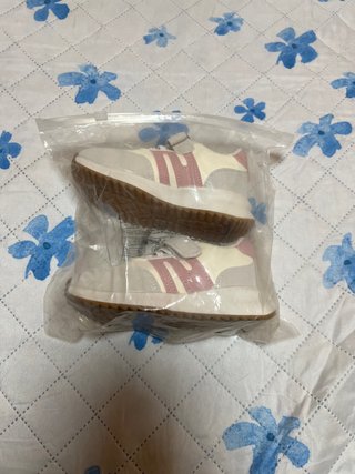Zapatillas deportivas niño o niña blanco y rosa.