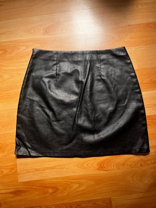 Minifalda negra de polipiel