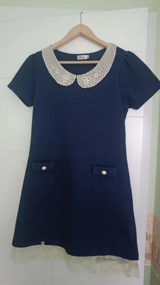 Vestido Kling azul con cuello blanco