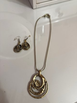 Conjunto Pendientes y Colgante Dorado