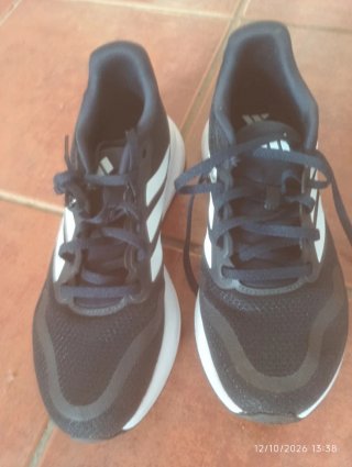 Zapatillas Adidas Negras y Blancas
