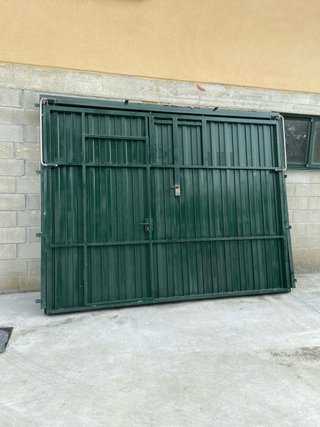 Puerta de Garaje Metálica Verde