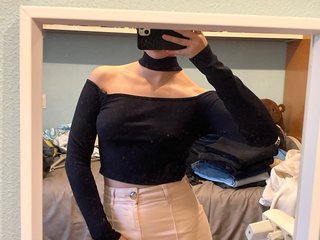 Top negro con cuello choker