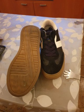 Zapatillas deportivas negras y blancas
