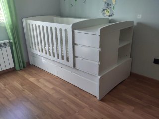 Cuna convertible blanca con cajones