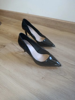 Zapatos de tacón de charol negros