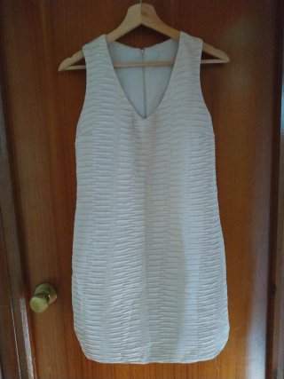 Vestido beige sin mangas